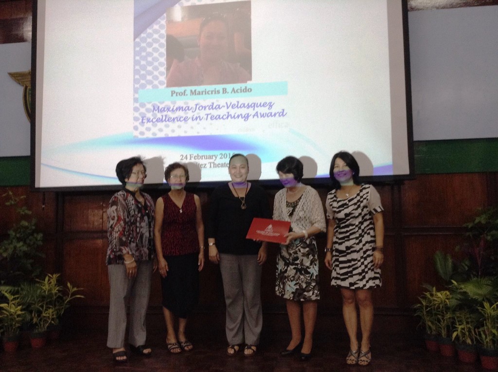 Prof. Acido-Muega (center) receives the Maxima Jorda-Velasquez Excellence in Teaching Award