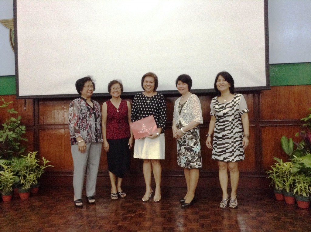 Prof. Fajardo (center) receives the Milagros Ibe Excellence in Teaching Award