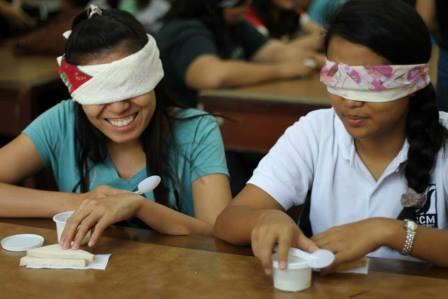 ACLE attendees experience sandwich while blindfolded