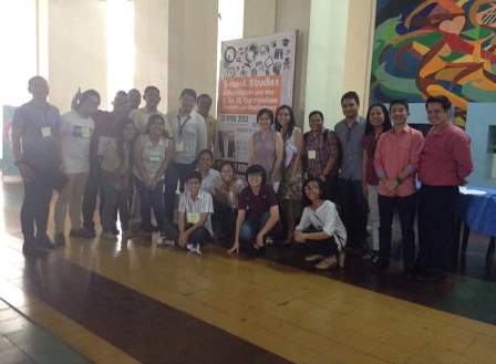 Seminar organizers and participants pose for a picture